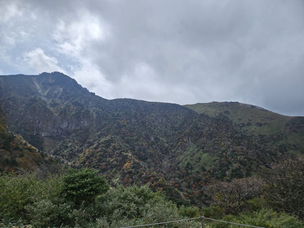 한라산 하산, 관음사 코스에서 보이는 단풍