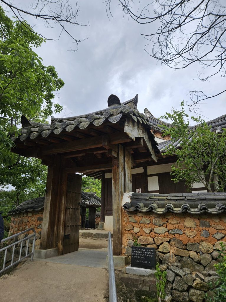 완재정 입구